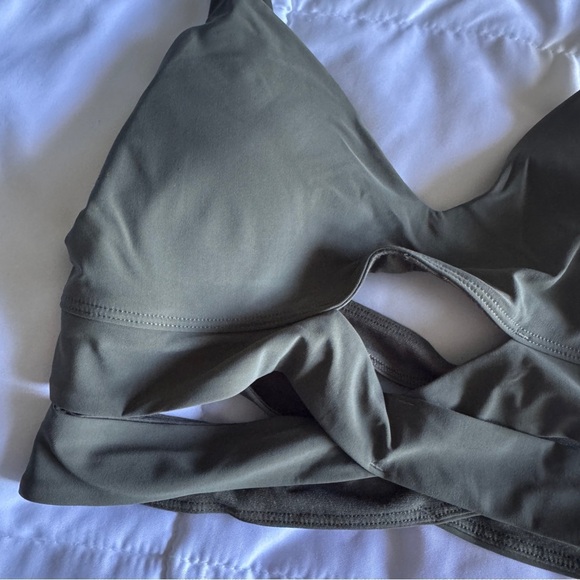 🆕💚 Lululemon Still Now Bra - Army Green - Picture 6 of 9